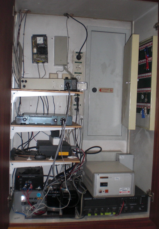 Alter Technikschrank